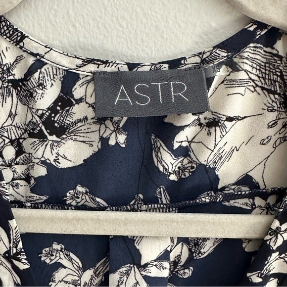 ASTR Floral Long Sleeve Top Size XS - Picture 7 of 8